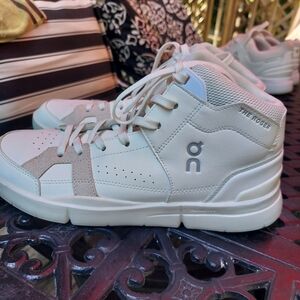 NEW MENS ON CLOUD THE ROGER